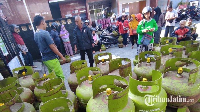 Sejumlah warga mengantre beli elpiji 3 kilogram di pangkalan elpiji SPBU Jl Kalimantan, Kota Blitar, Rabu (11/9/2024).