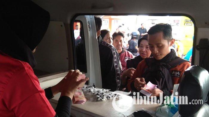 Warga mengantre di mobil penukaran uang baru milik Bank Jatim.