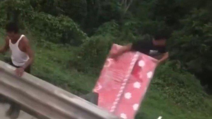 MENJARAH KASUR - Warga saat mengambili kasur yang berceceran di Ruas Jalan Tol Cipularang pada Jumat (21/2/2025) sore. Kasur yang berceceran itu merupakan muatan dari salah satu kendaraan yang terlibat kecelakaan beruntun.