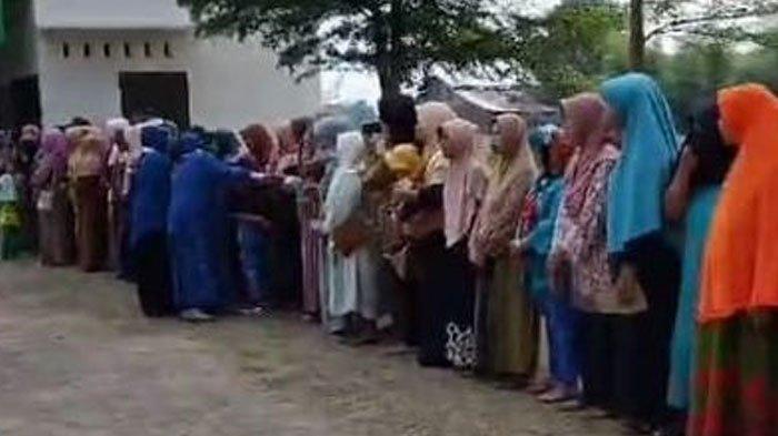 Warga satu desa di Jombang, Jawa Timur umroh bareng setelah rutin menabung Rp10 ribu tiap harinya selama lima tahun.