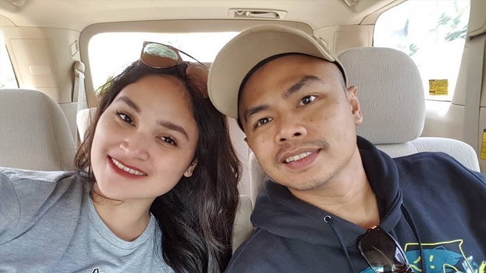Wendi Cagur dan istrinya, Revti Ayu Natasya