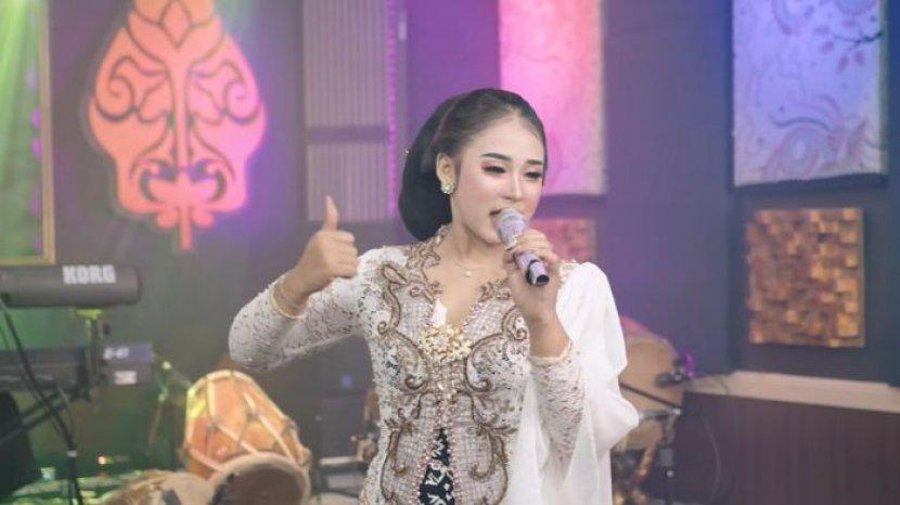 Arti Lirik Semok Semok Semok, Dangdut Viral di TikTok Dinyanyikan Niken Salindry