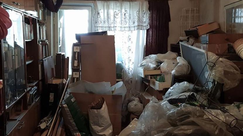 Pendapatannya Rp43 Juta, Ibu dan Anak Tinggal di Rumah Kumuh Penuh Sampah