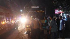 jatim/4-truk-laka-beruntun-di-situbondo-dihentikan-paksa-oleh-sekelompok-anak-punk.jpg
