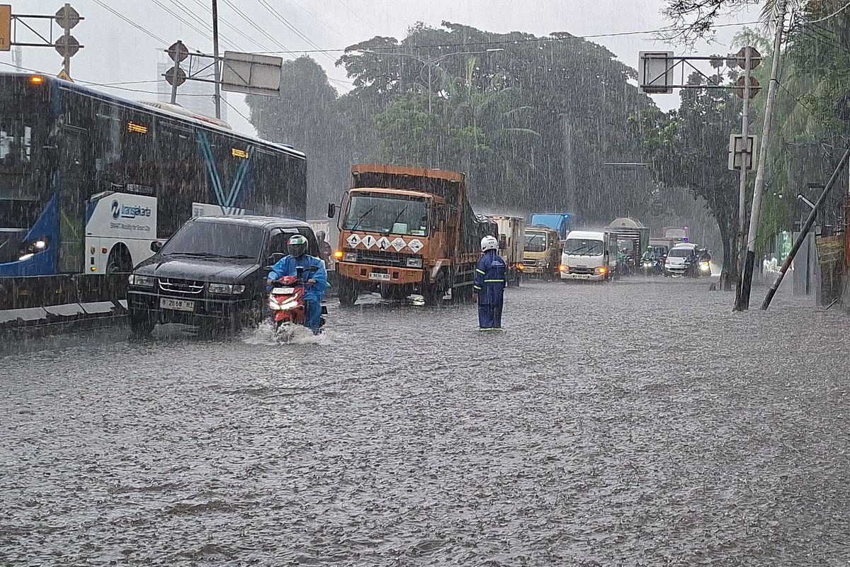 Doa Saat Turun Hujan Beserta Dalilnya di Tengah Guyuran Wilayah Jatim