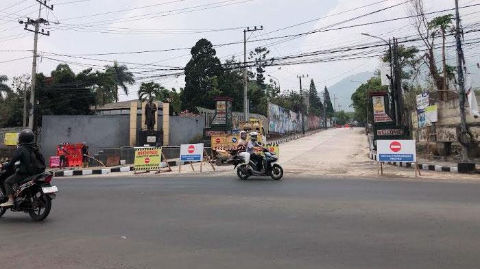 Geger! Jalan Hasanudin Batu Mangkrak Padahal DPUPR Janji Buka