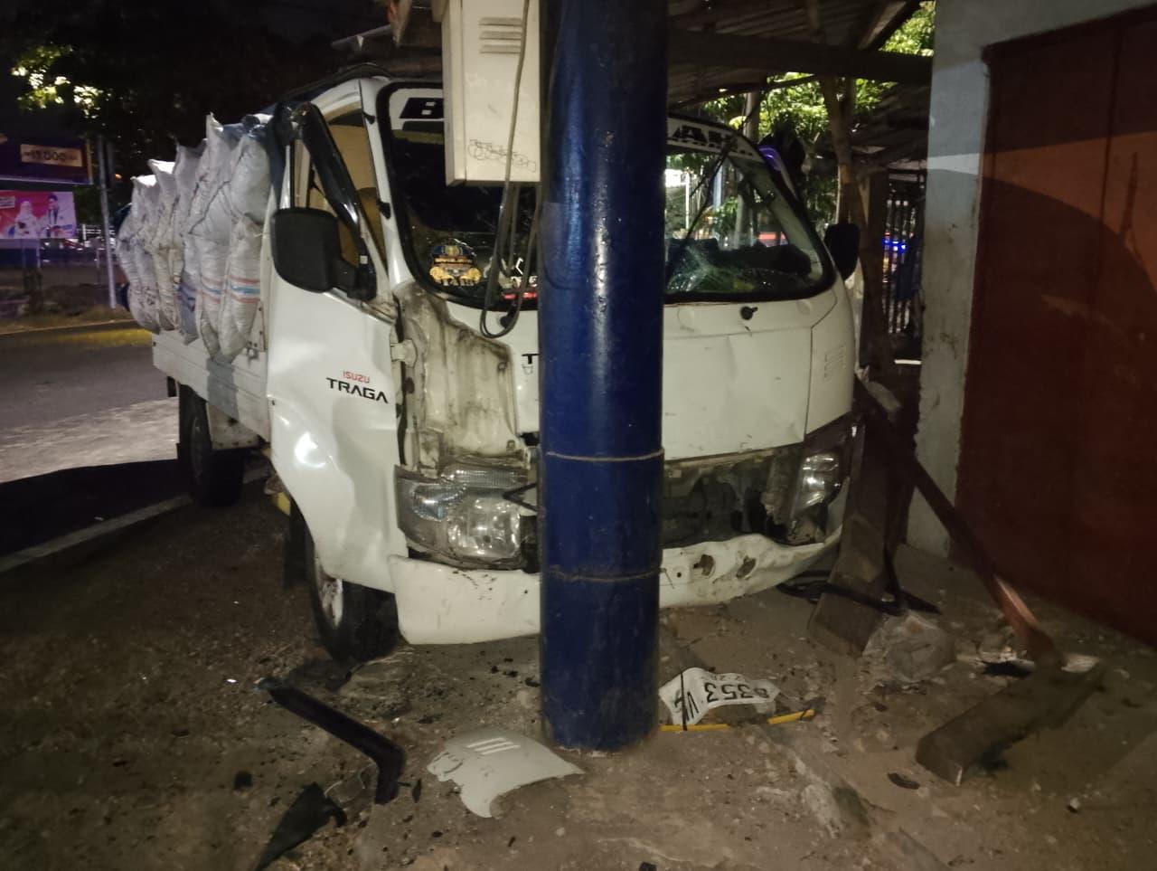 Nahas Dini Hari, Suzuki Carry Adu Banteng dengan Traga di Jombang