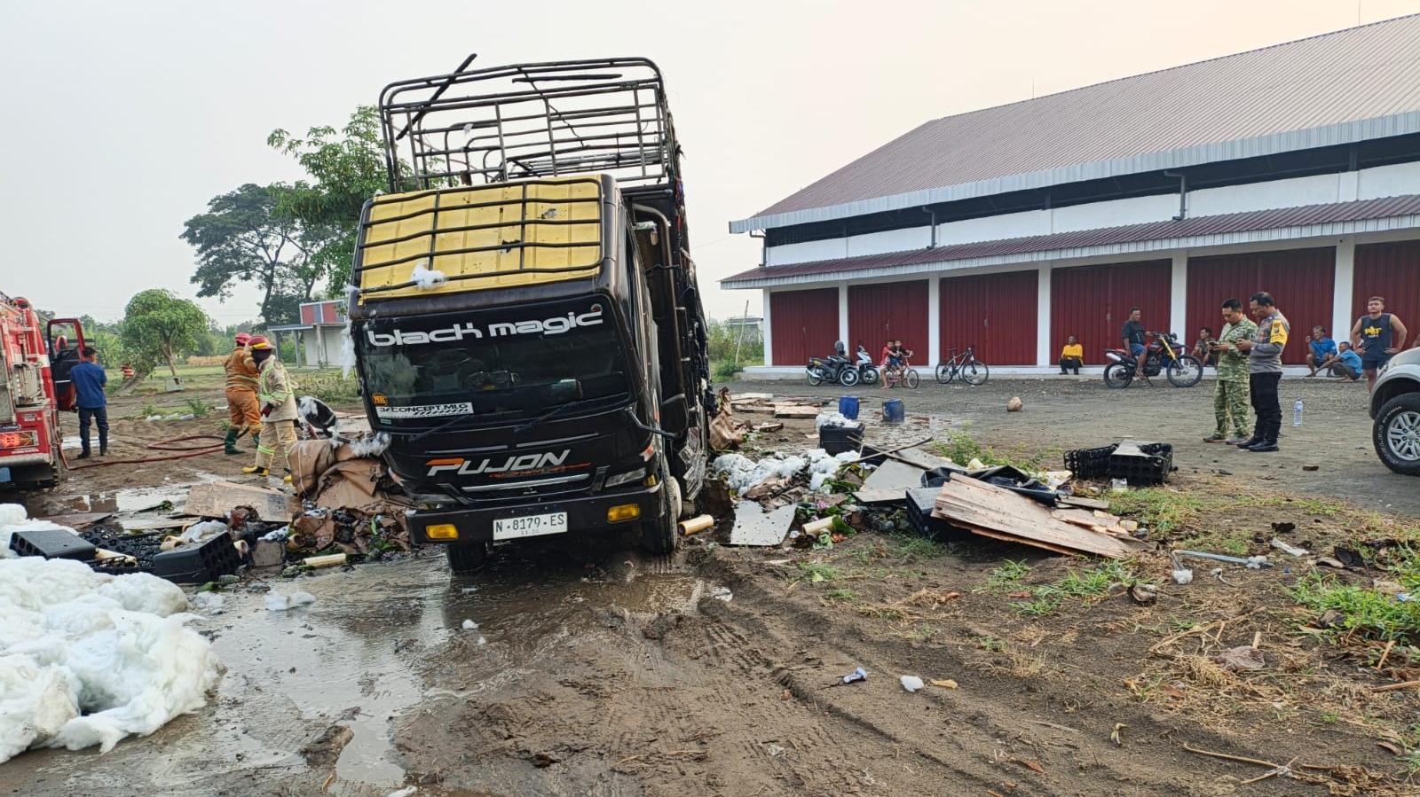Geger! Truk Bibit Anggrek Terbakar, Tumpahan Air Keras Ancam Jombang