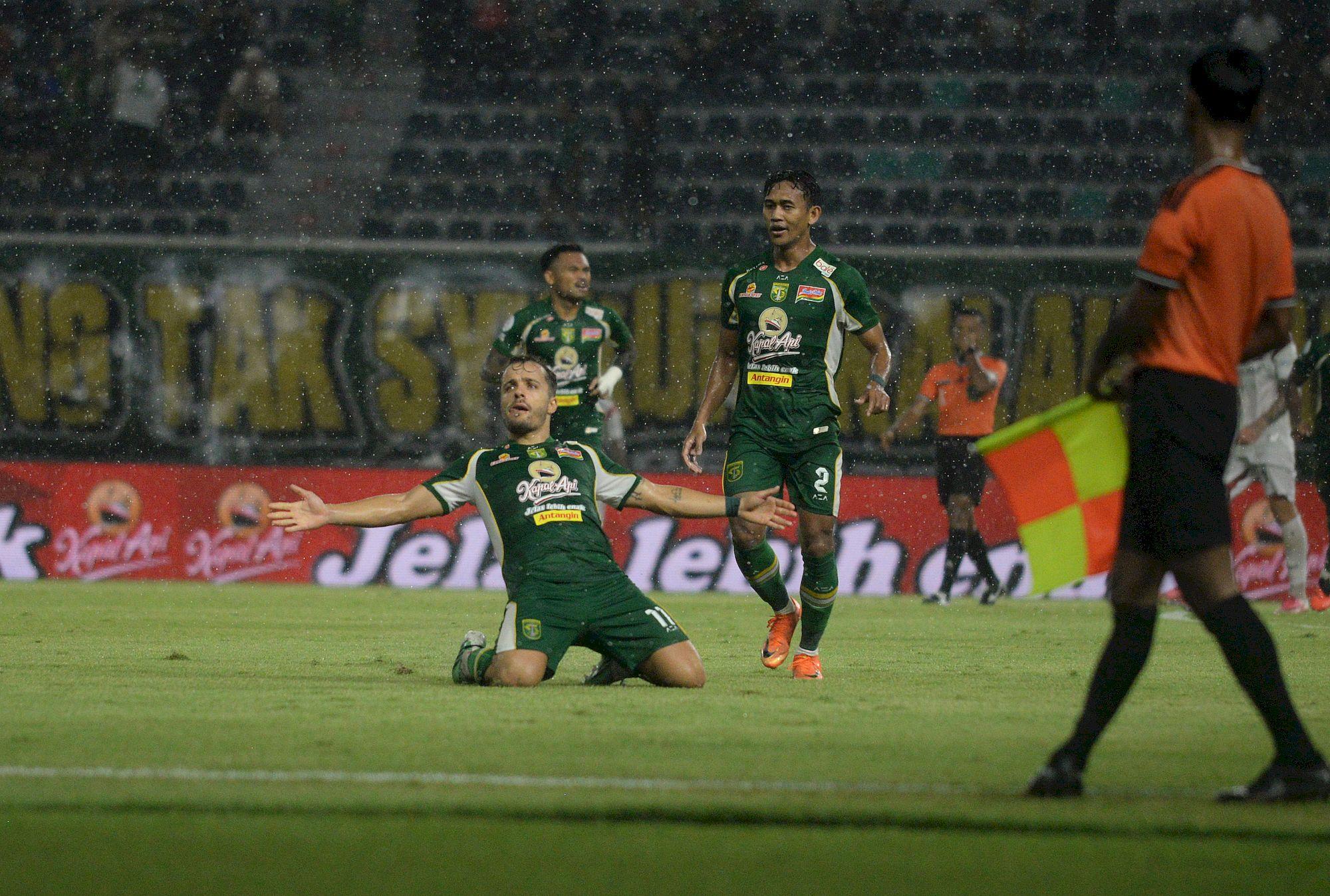 Drama Kartu Merah Warnai Sukses Persebaya Taklukkan Madura United