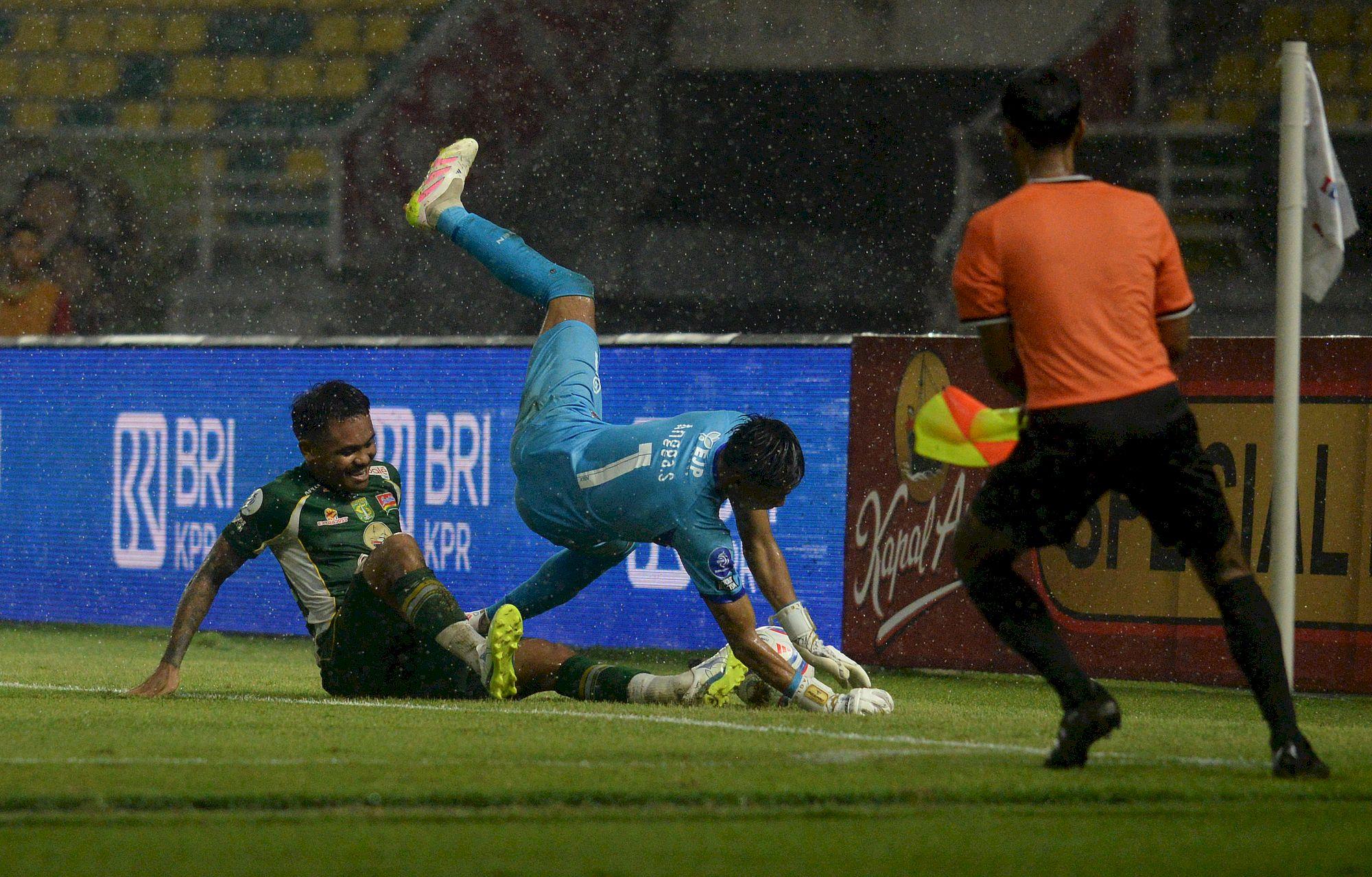 Protes Keras Ze Gomes Usai Kepemimpinan Wasit Persebaya Kontra Madura United