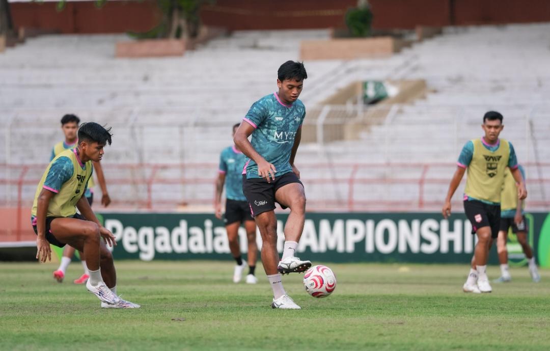 Optimistis Aji Santoso, de Red FC Bidik Poin di Kandang Persela