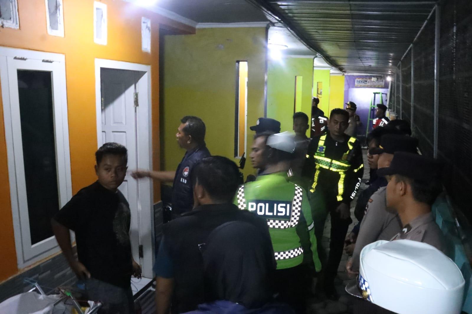 Operasi Gabungan di Pacitan Bekuk 10 Pasangan Mesum Kos