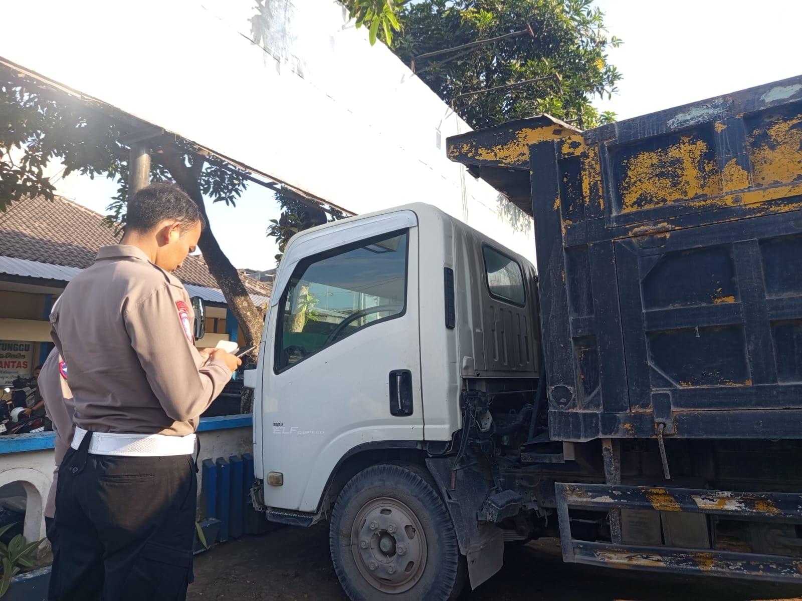 Nahas, Balita di Lumajang Tewas Tertabrak Truk Saat Menyeberang