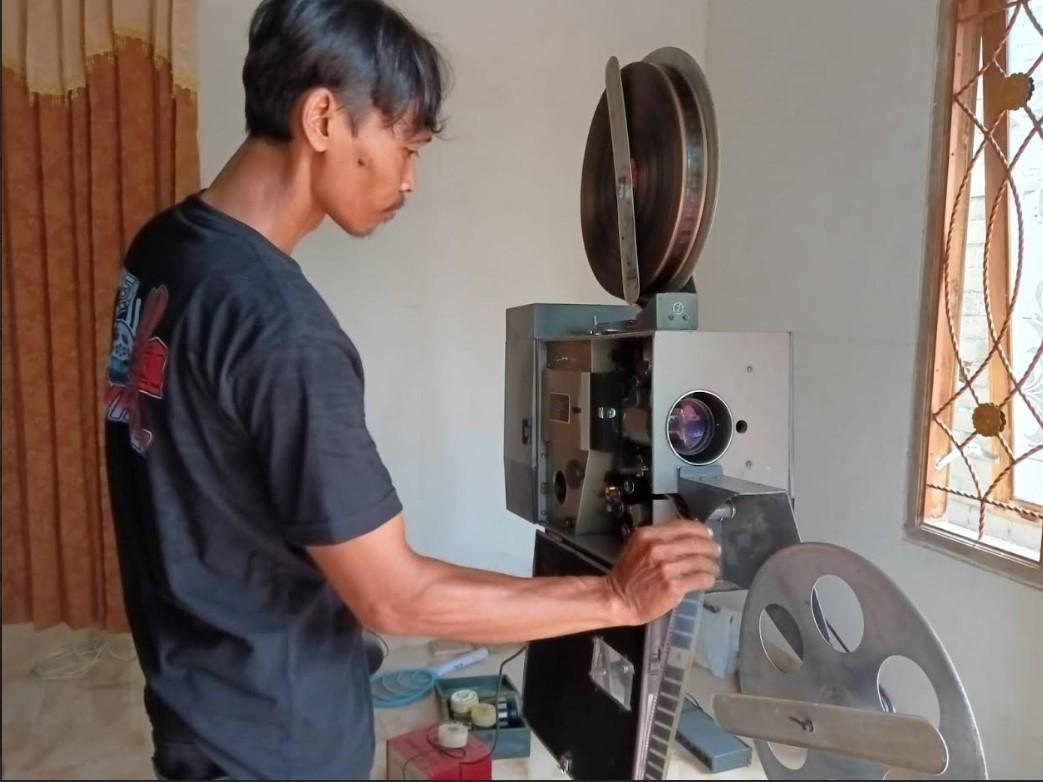 Pintu Nostalgia di Jombang, Slamet Rawat Mesin Layar Tancap, Hidupkan  Kenangan Lintas Generasi - Tribunjatim.com