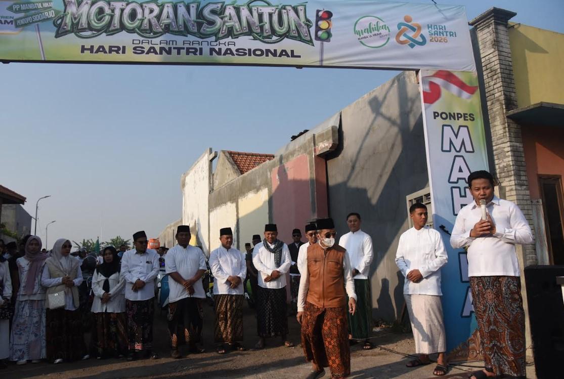 Pakai Sarung, Ratusan Santri danamp; Forkopimda Sidoarjo laksanakan 'Motoran Santun' Peringati Hari Santri