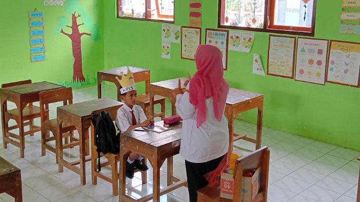 Geger Wacana Sekolah 5 Hari di Trenggalek, Pesantren Terancam?