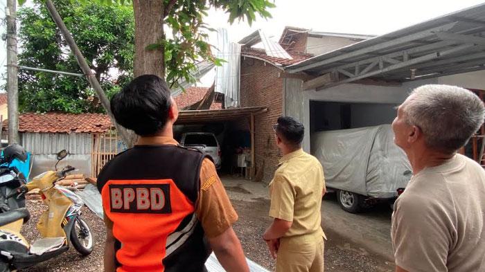 Deru Puting Beliung Hantam Rumah Bu RT, Aksi Heroik Gendong Anak di Dapur