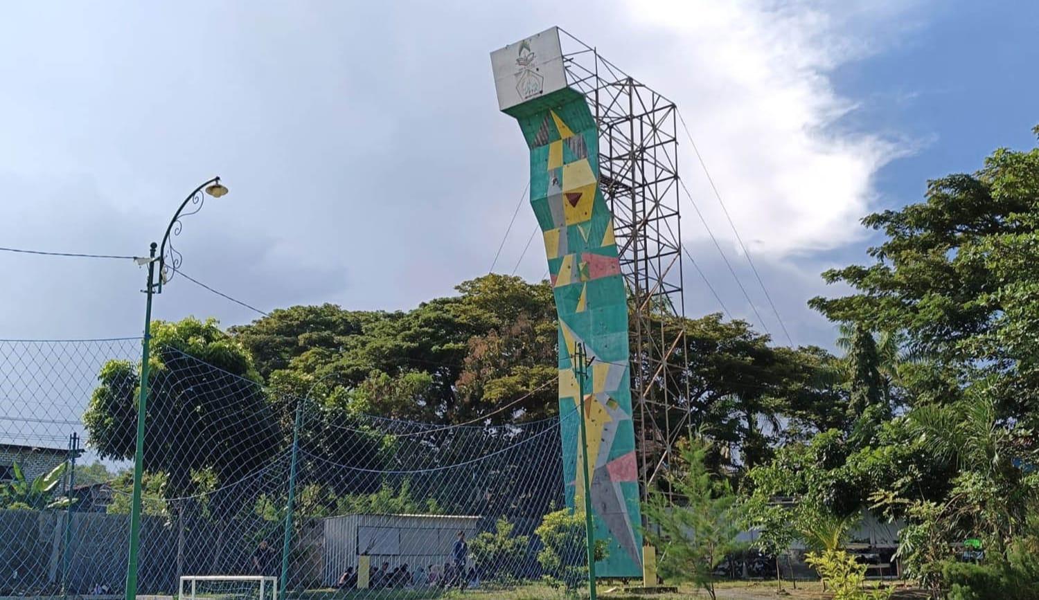 LOKASI KEJADIAN - Lokasi panjat tebing saat Fahrizal Qurtuby (25), mahasiswa Institut Agama Islam Negeri (IAIN) Madura yang meninggal usai diduga terjatuh dari arena panjat tebing (wall climbing) di dalam kampus, Senin (5/5/2025).