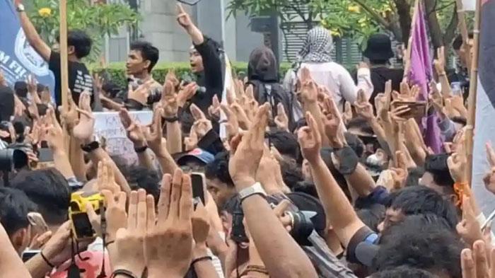 Terkuak Simbol Tiga Jari Hunger Games di Demo 28 Oktober 2026
