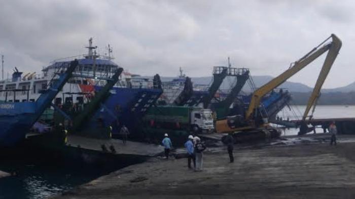Detik-detik Kapal Tak Berkutik, Penyeberangan Jawa-Bali Lumpuh Total