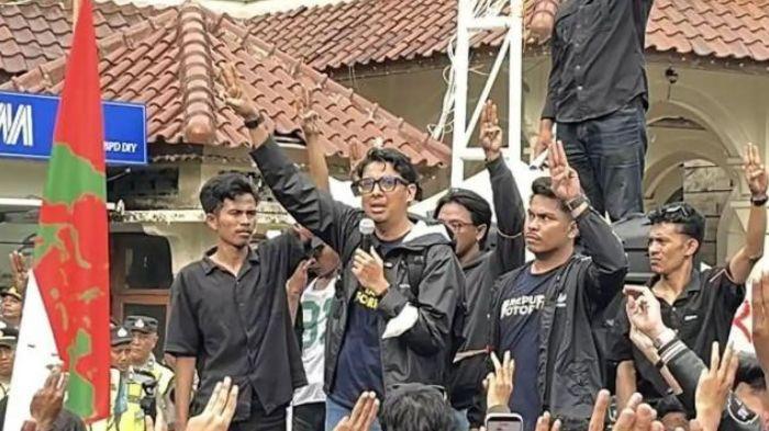 Terkuak Rekam Jejak Prof Uceng yang Ajak Pengunjuk Rasa 3 Jari