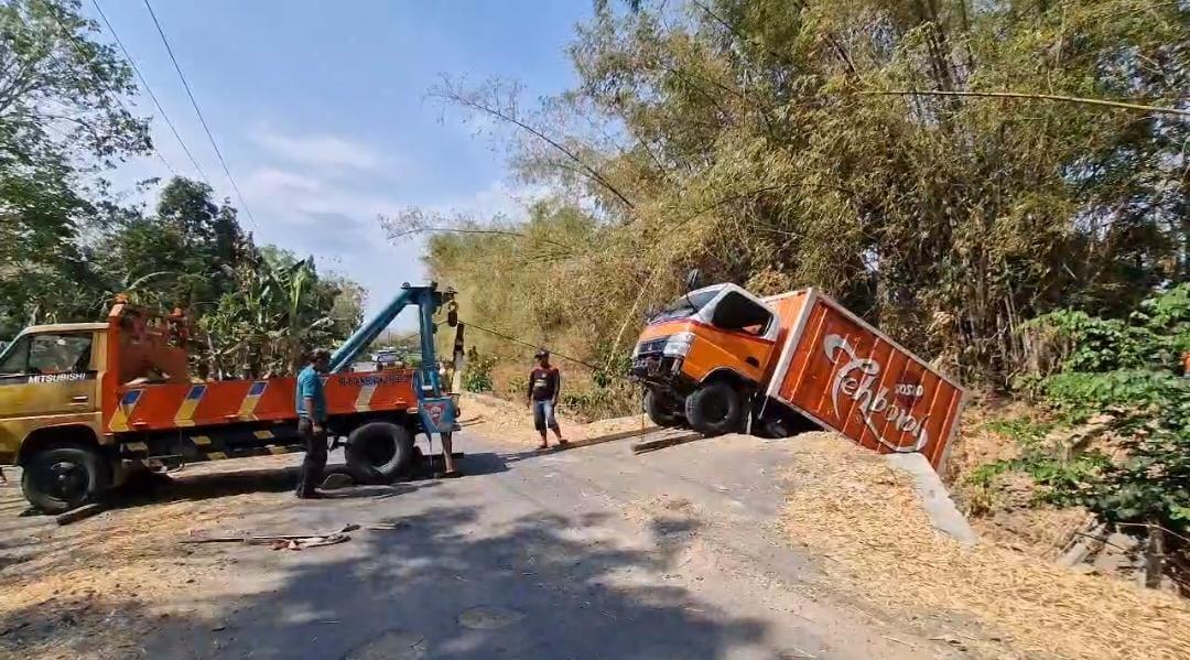 Nekat Ikuti Google Maps, Truk Bikin Jembatan Ponorogo Ambruk