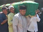 Peti-jenazah-almarhum-Wakil-Ketua-DPRD-Kabupaten-Ngawi-Waluyo-Jati-Sasono-diangkat.jpg