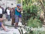 Warga-gotong-royong-menangani-tanggul-Sungai-Plalangan-yang-longsor-Senin-78.jpg