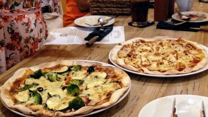 2 varian pizza yang disajikan oleh Nanamia Pizzeria. Restoran ini menyajikan makanan khas Italia yang otentik. Seluruh bahan pun berasal dari Italia untuk mempertahankan orisinalitas rasanya.