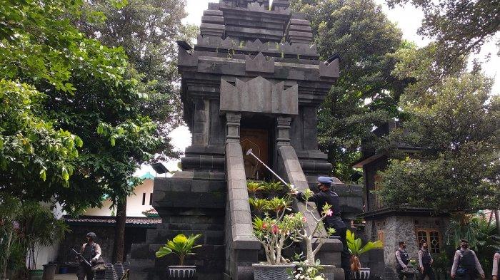 Satbrimob Polda DIY melakukan sterilisasi di Gereja Hati Kudus Tuhan Yesus Ganjuran, Kamis (01/04/2021).