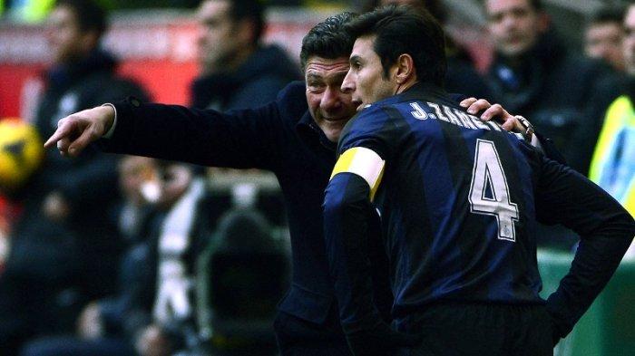Inter Milan's Argentinian defender Javier Zanetti (R) talks with Inter Milan's coach Walter Mazzarri during the Italian Serie A football match Inter Milan vs Sampdoria, on December 1st, 2013 in San Siro stadium in Milan. AFP PHOTO / OLIVIER MORIN