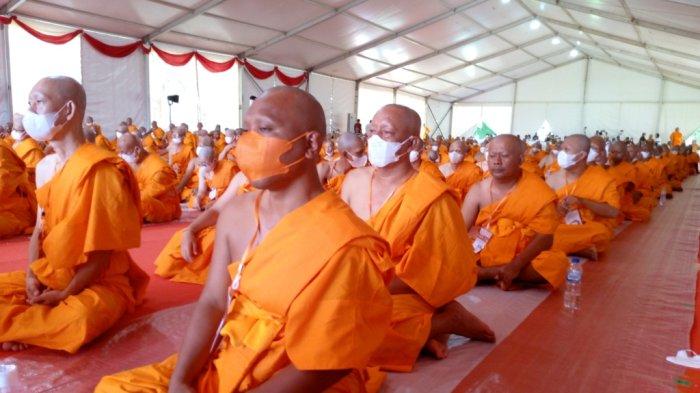 Para Samanera Sementara saat mengikuti prosesi Pentahbisan di kompleks wisata Candi Borobudur,pada Sabtu (17/12/2022)