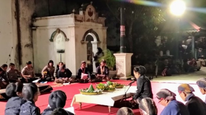Kidung Macapat sebagai rangkaian acara Mubeng Beteng di Keben, Keraton Yogyakarta, Selasa (11/09/2018) malam