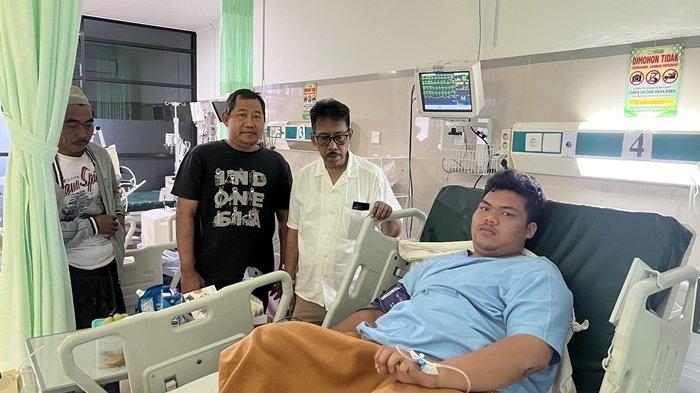 Calon Wali Kota Yogyakarta, Afnan Hadikusumo, saat menjenguk santri korban penusukan, beberapa waktu lalu.
