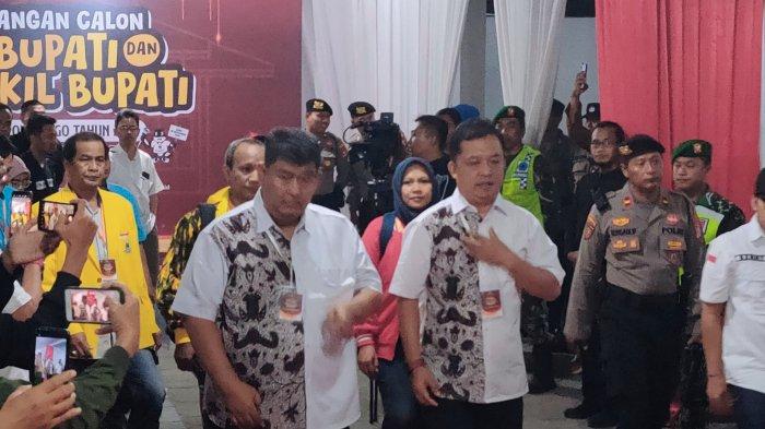 Agung Setyawan dan Ambar Purwoko saat mendatangi Kantor KPU Kulon Progo untuk mendaftar Pilkada 2024 pada Kamis (29/08/2024) malam. Pasangan calon (paslon) ini diusung sebanyak 12 partai politik.