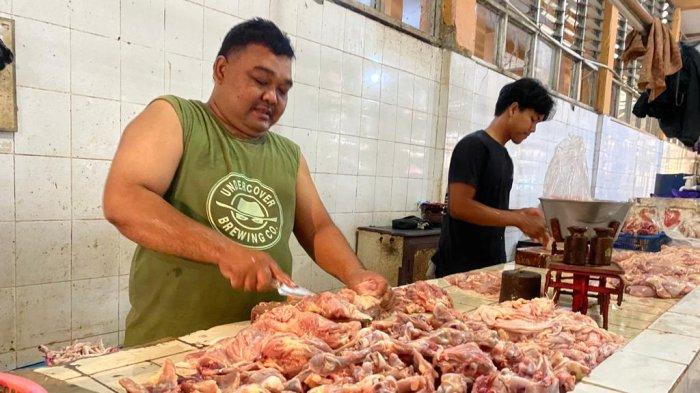 Penjual daging ayam potong di Pasar Beringharjo, Agus Supriyanto (43) sedang menyiapkan dagangannya, Kamis (23/3/2023).