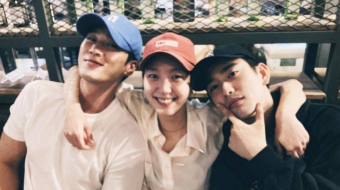 Ahn Bo Hyun, Kim Go Eun, dan Jinyoung GOT7 hang out bareng
