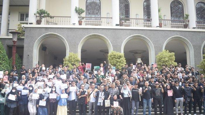 TOLAK RUU TNI: Akademisi di Yogyakarta menggelar mimbar bebas menyuarakan penolakan terhadap revisi UU TNI di Balairung UGM, Selasa (18/3/2025)