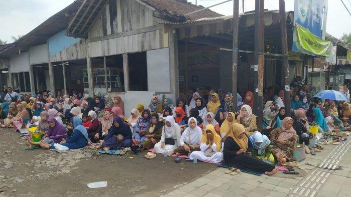 Pedagang yang biasa berjualan di kawasan Candi Borobudur, Kabupaten Magelang, Jawa Tengah menggelar mujahadah dan doa bersama pada Senin (8/1/2024)