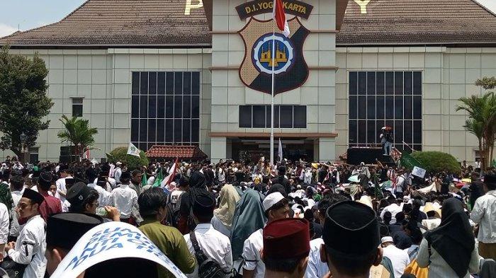 Rbuan santri yang datang memadati halaman Mapolda DIY, bahkan jumlah massa yang tak tertampung di halaman mengisi ruas jalan di depan markas Kepolisian  Selasa (29/10/2024).