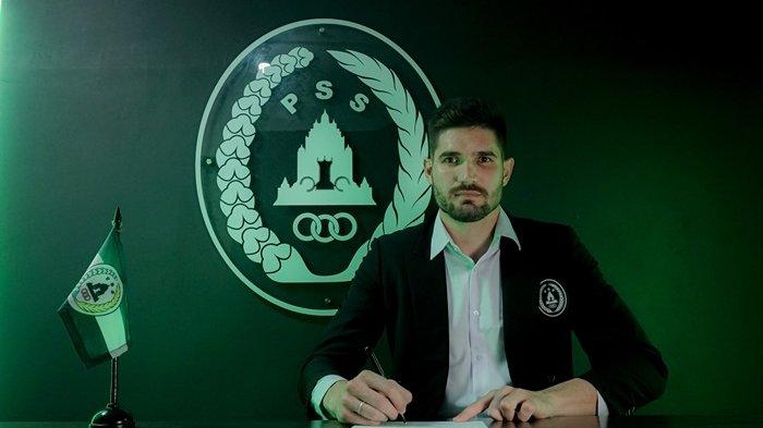 Alan Bernardon saat menandatangani kontrak bersama PSS Sleman