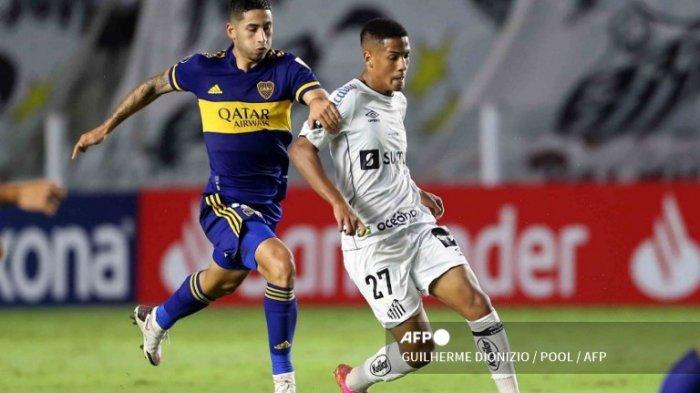 Alan Varela vs Angelo Gabriel di Copa Libertadores Boca Juniors vs Santos di stadion Vila Belmiro di Santos, Brasil, pada 11 Mei 2021.