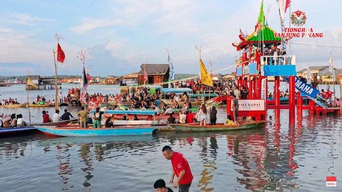 Tangkapan layar video dokumentasi Festival Dragon Boat Race Tanjungpinang 2024 di Kota Tanjungpinang, Provinsi Kepulauan Riau (Kepri). Acara berlangsung pada 17-19 Juni 2024.