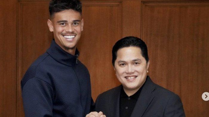 Pemain FC Twente, Mees Hilgers, berjabat tangan dengan Ketua Umum PSSI, Erick Thohir.