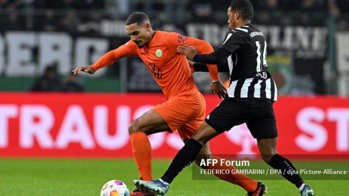 Alassane Plea vs Maxence Lacroix di Piala DFB Borussia Mönchengladbach vs Wolfsburg di stadion Borussia-Park.