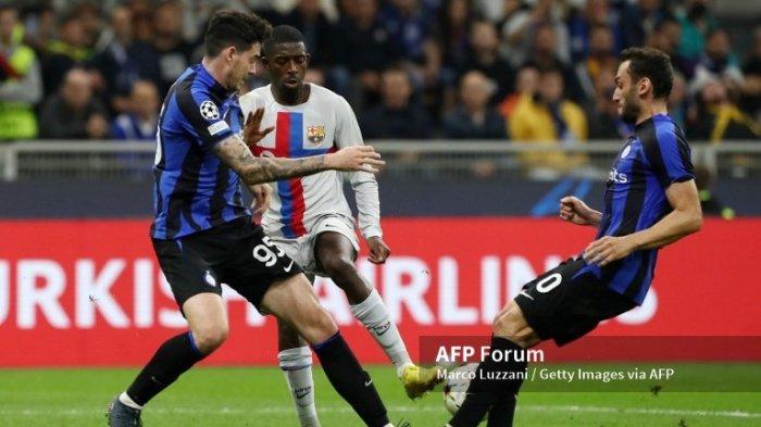 Alessandro Bastoni dan Hakan Calhanoglu vs Ousmane Dembele di Liga Champions Inter Milan vs Barcelona di Stadion San Siro pada 04 Oktober 2022 di Milan, Italia .