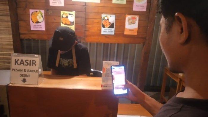 Nongkrong asyik di Angkringan Kopi Joss Mbah Karyo, bayar menu lebih praktis pakai QRIS BRI.
