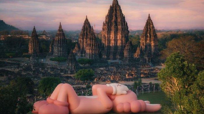 Apa Itu KAWS Holiday? Patung Pink yang Lagi Rebahan di Candi Prambanan, Viral di Medsos