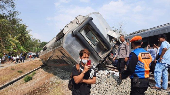 Kereta Api (KA) Argo Semeru dan KA Argo Wilis anjlok di kawasan Sentolo, Kulon Progo, Selasa (17/10/2023) siang.