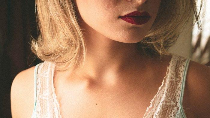 Arti kedutan di leher depan bagian tengah menurut Primbon Jawa